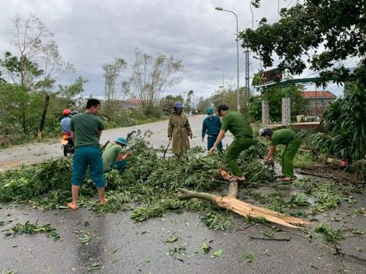 Công an huyện Bình Sơn khẩn trương hỗ trợ Nhân dân khắc phục hậu quả sau bão số 9