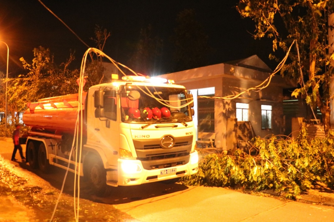 Cảnh sát phòng cháy, chữa cháy tỉnh Quảng Ngãi khẩn trương tiếp nước sạch trong đêm
