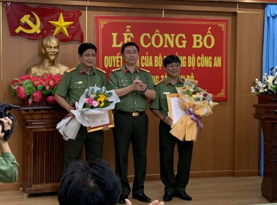Công bố quyết định nghỉ công tác chờ hưởng chế độ hưu trí đối với Đồng chí Đại tá Ngô Văn Việt, Đại tá Dương Hồng Sơn - Phó Giám đốc Công an tỉnh