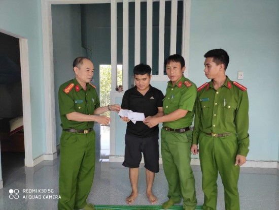 Lãnh đạo Công an huyện Sơn Hà thăm hỏi, động viên cán bộ chiến sĩ bị thương trong quá trình giúp dân phòng, chống lụt bão