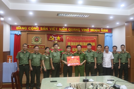 Công an tỉnh Bình Định thăm và tặng quà cho cán bộ, chiến sĩ Công an tỉnh Quảng Ngãi