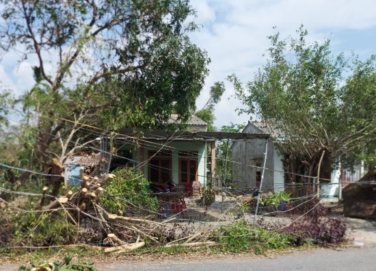 Phòng An ninh đối ngoại thăm, tặng quà cho gia đình có hoàn cảnh khó khăn bị thiệt hại do bão số 9
