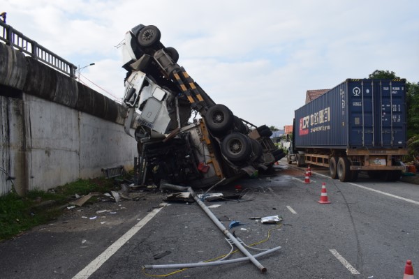 Đức Phổ: hai vụ tai nạn xe ô tô đầu kéo, 01 người tử vong