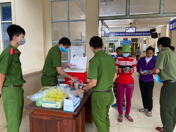 Đoàn thanh niên Công an huyện Sơn Hà phát cháo miễn phí cho bệnh nhân