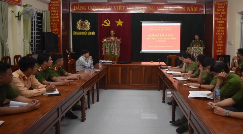 Công an huyện Sơn Tây khai giảng lớp học tiếng Ca dong