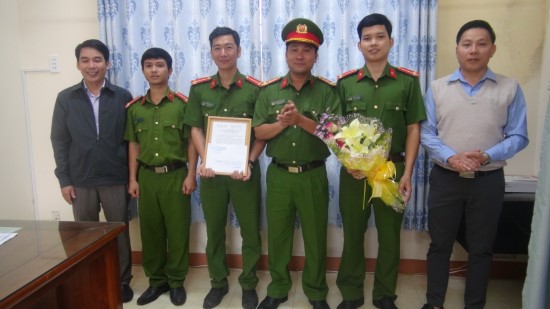 Thưởng nóng đột xuất cho Công an thị trấn Trà Xuân vì có thành tích xuất sắc trong đấu tranh chống tội phạm