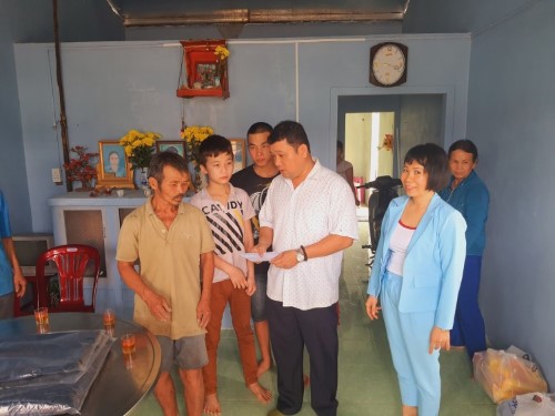 Phòng Kỹ thuật nghiệp vụ thăm, tặng quà gia đình em Trương Quang Duy