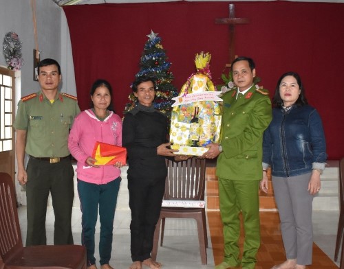 Công an huyện Sơn Tây thăm, tặng quà tại các điểm sinh hoạt đạo Tin lành nhân dịp lễ Giáng sinh