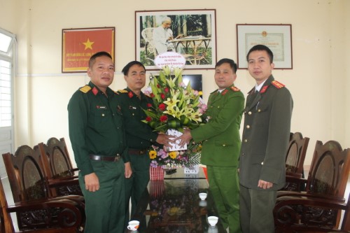 Trà Bồng: Lãnh đạo Công an huyện thăm, chúc mừng Ban chỉ huy Quân sự huyện nhân kỷ niệm 76 năm Ngày thành lập Quân đội nhân dân Việt Nam (22/12/2020)