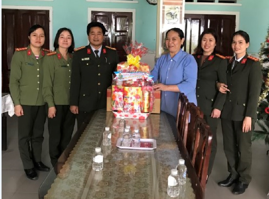 Hội phụ nữ ANND II tặng quà cho trẻ em tại Cô nhi viện Phú Hòa - TP Quảng Ngãi