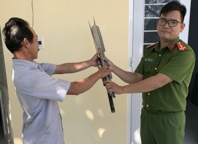 Sơn Tịnh: Công an xã vận động Nhân dân giao nộp vũ khí