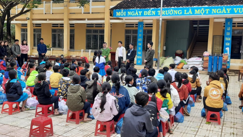 Phòng kỹ thuật nghiệp vụ và Chi đoàn ANND I thăm, tặng quà cho học sinh Trường Phổ thông dân tộc bán trú tiểu học và THCS Sơn Liên