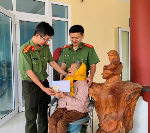 Phòng Tổ chức cán bộ: Thăm hỏi, tặng quà Mẹ Việt Nam Anh hùng nhân dịp Tết nguyên đán Tân Sửu năm 2021