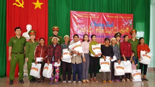Hội Phụ nữ, Đoàn Thanh niên Công an huyện Tư Nghĩa thăm chúc Tết và tặng quà cho người dân miền núi