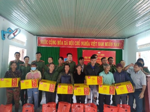 Phòng Tham mưu: Thăm và tặng quà cho gia đình chính sách xã Sơn Mùa, huyện Sơn Tây