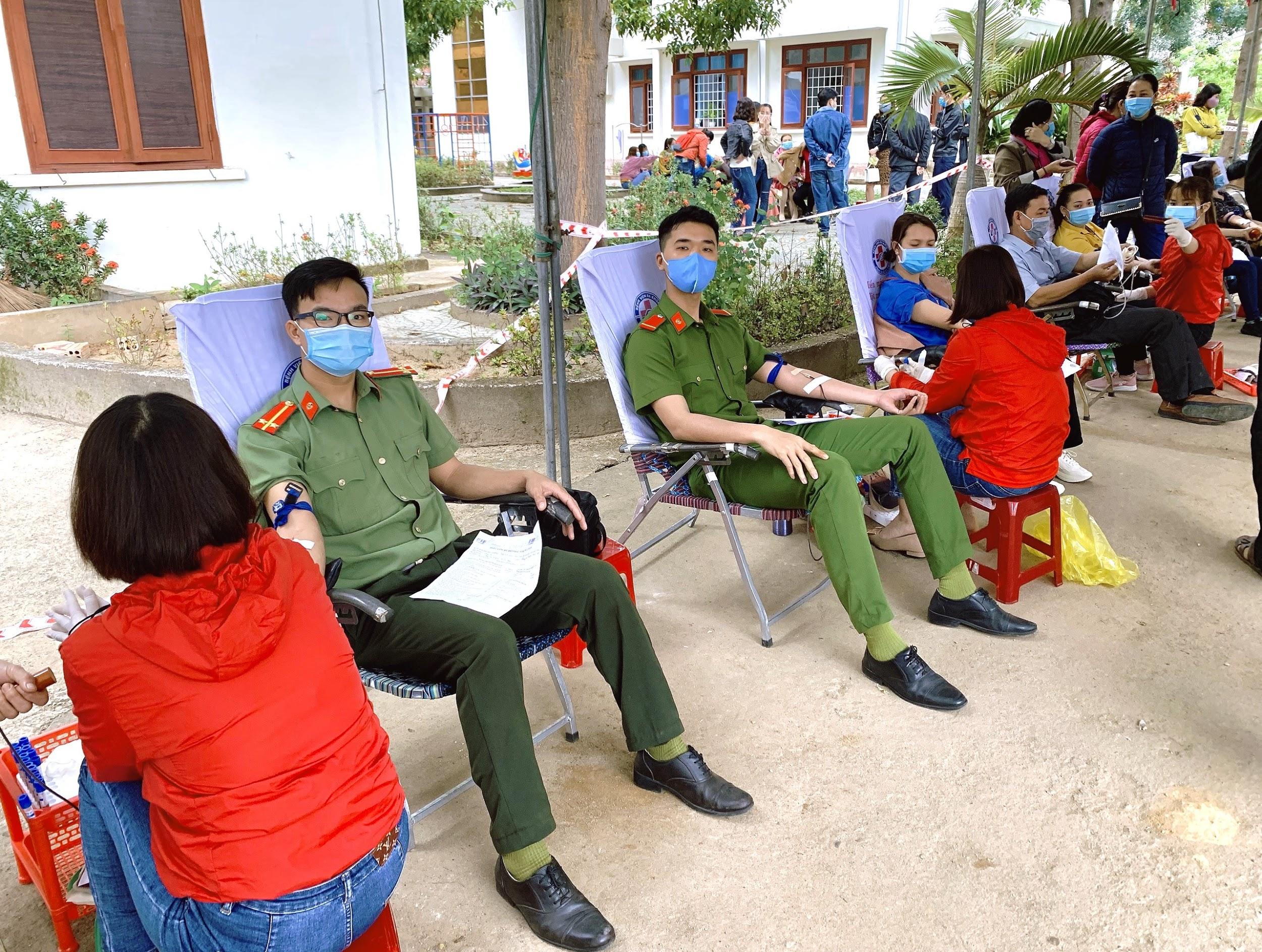 Cán bộ, chiến sĩ Công an huyện Bình Sơn hưởng ứng hiến máu tình nguyện