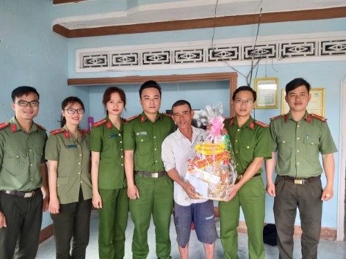 Đoàn Thanh niên Công an huyện Bình Sơn tặng quà 