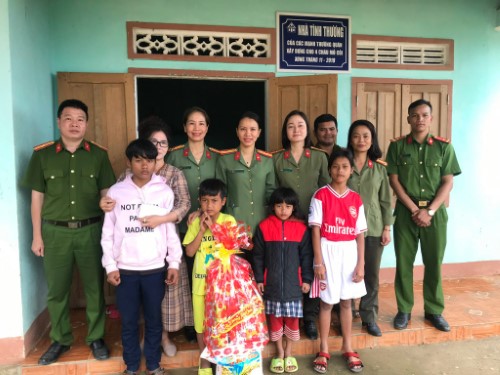 Trao yêu thương đến 04 em có hoàn cảnh đặc biệt khó khăn vùng cao huyện Trà Bồng