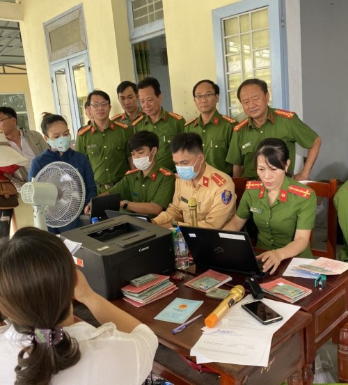 Lãnh đạo Công an tỉnh kiểm tra các điểm cấp căn cước công dân tại huyện Sơn Tịnh