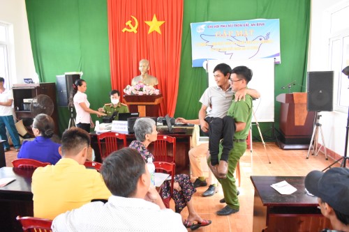 Công an huyện Lý Sơn: Hành trình đưa thẻ căn cước công dân đến người dân đảo Bé - Thôn Bắc An Bình