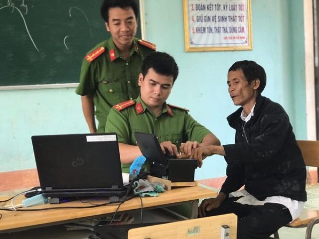 Công an huyện Trà Bồng: Thu lòng dân thông qua tấm căn cước