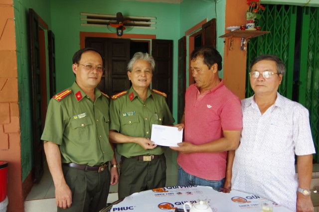 Thăm hỏi, tặng quà gia đình các ngư dân có tàu cá bị cháy ở xã Bình Châu, huyện Bình Sơn, tỉnh Quảng Ngãi