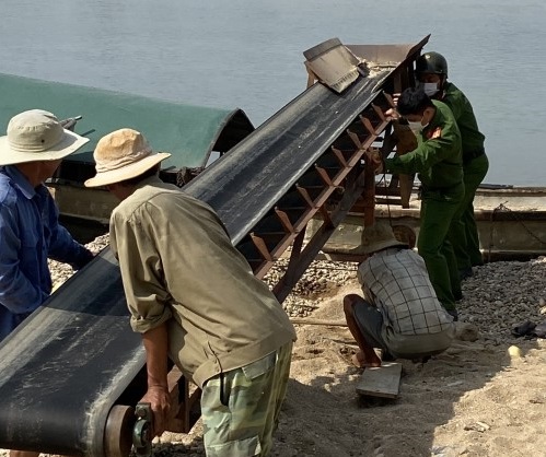 Sơn Tịnh: Vận động Nhân dân tháo dỡ máy, thiết bị, vòi hút cát trái phép trên sông Trà Khúc