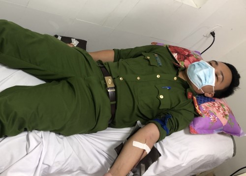 Phó Bí thư Đoàn Thanh niên Công an huyện Bình Sơn hiến máu giúp người bệnh qua cơn nguy kịch