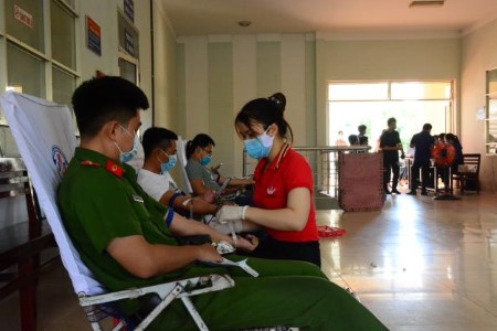 Cán bộ, chiến sĩ Công an huyện Sơn Tịnh tham gia hiến máu tình nguyện đợt 2 năm 2021