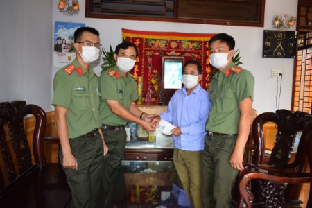 Công an huyện Trà Bồng: Thăm, tặng quà nhân kỷ niệm 75 năm Ngày truyền thống lực lượng An ninh nhân