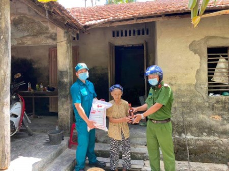 Bình Sơn: Đoàn viên Công an xã Bình Dương trả thẻ Căn cước công dân tại nhà, kết hợp trao quà tình thương