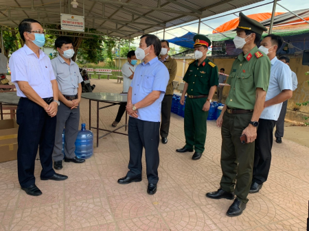 Chủ tịch UBND tỉnh Quảng Ngãi kiểm tra một số khu cách ly tập trung và chốt kiểm tra y tế trên địa bàn tỉnh
