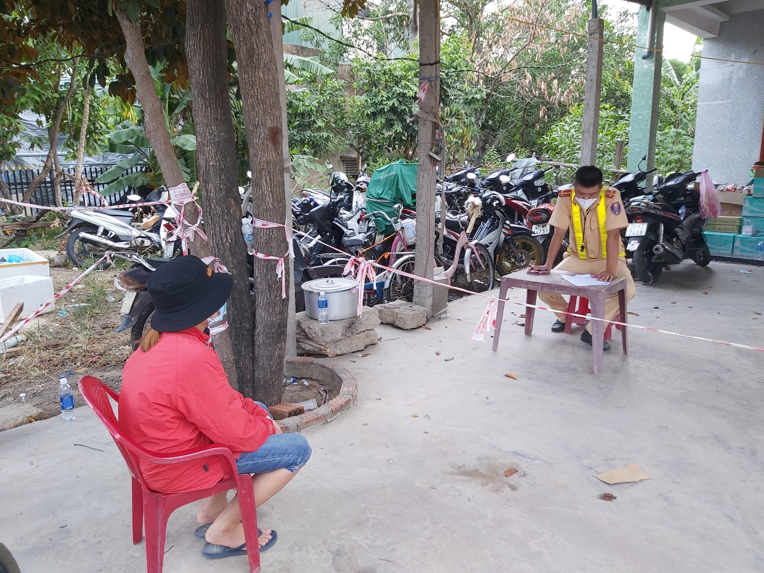 Lập biên bản xử lý 02 trường hợp từ thành phố Hồ Chí Minh vào địa phận tỉnh Quảng Ngãi không khai báo y tế