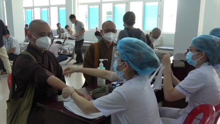 Tổ chức tiêm vắc xin cho chức sắc, chức việc tiêu biểu trong các tôn giáo trên địa bàn tỉnh Quảng Ngãi