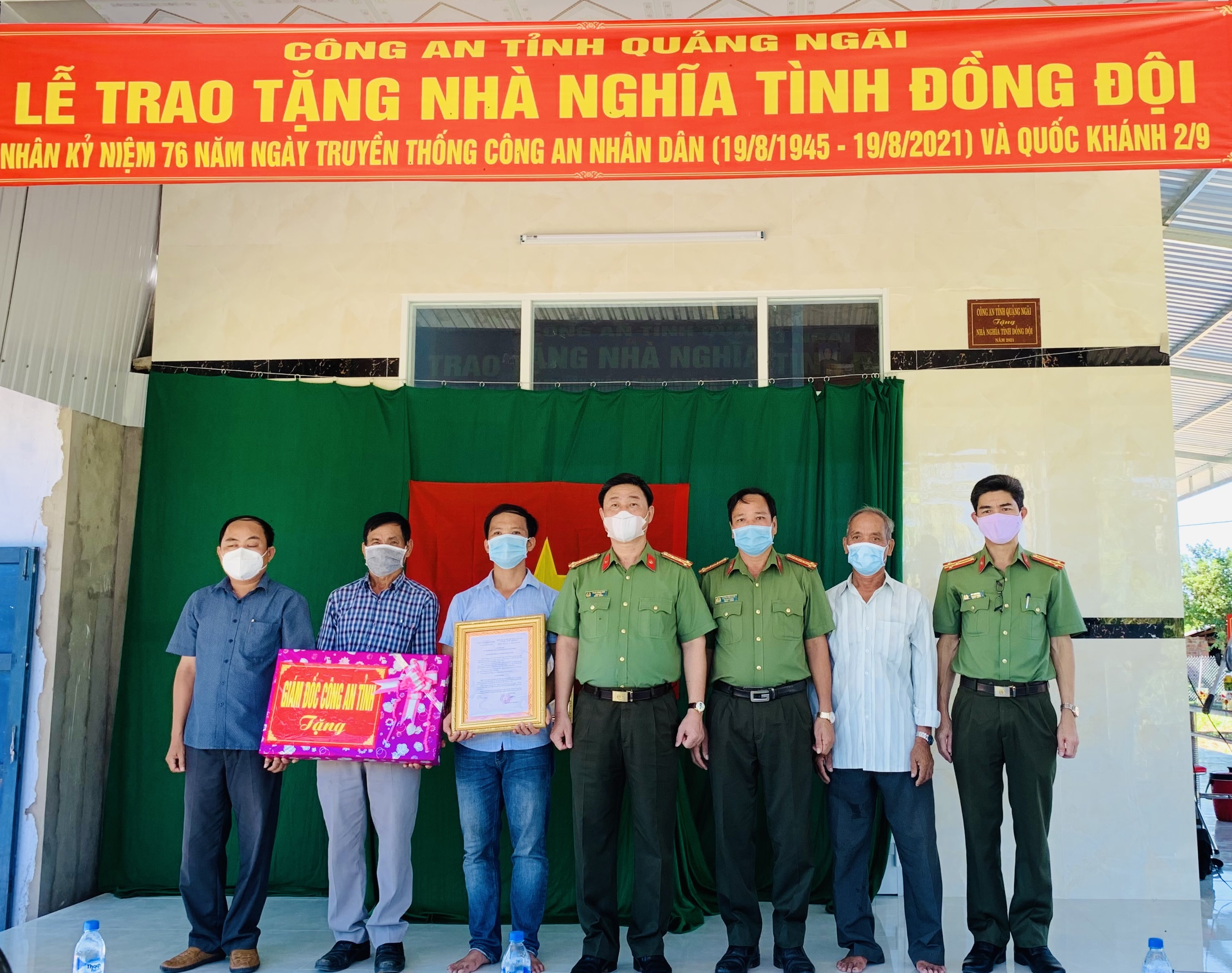 Công an tỉnh Quảng Ngãi trao tặng nhà nghĩa tình đồng đội nhân dịp kỷ niệm 76 năm Ngày truyền thống Công an nhân dân Việt Nam