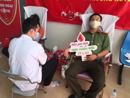 Công an thành phố Quảng Ngãi: 02 chiến sĩ kịp thời hiến máu cứu người.