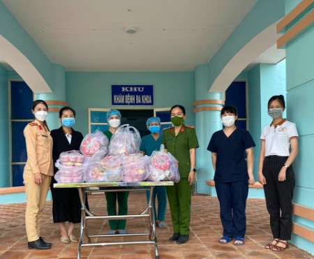 Bình Sơn: Hội phụ nữ Công an huyện trao gửi quà trung thu cho bệnh nhi đang điều trị tại bệnh viện điều trị Covid-19