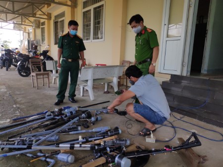 Công an huyện Sơn Tịnh tiến hành tiêu hủy vũ khí, vật liệu nổ, công cụ hỗ trợ