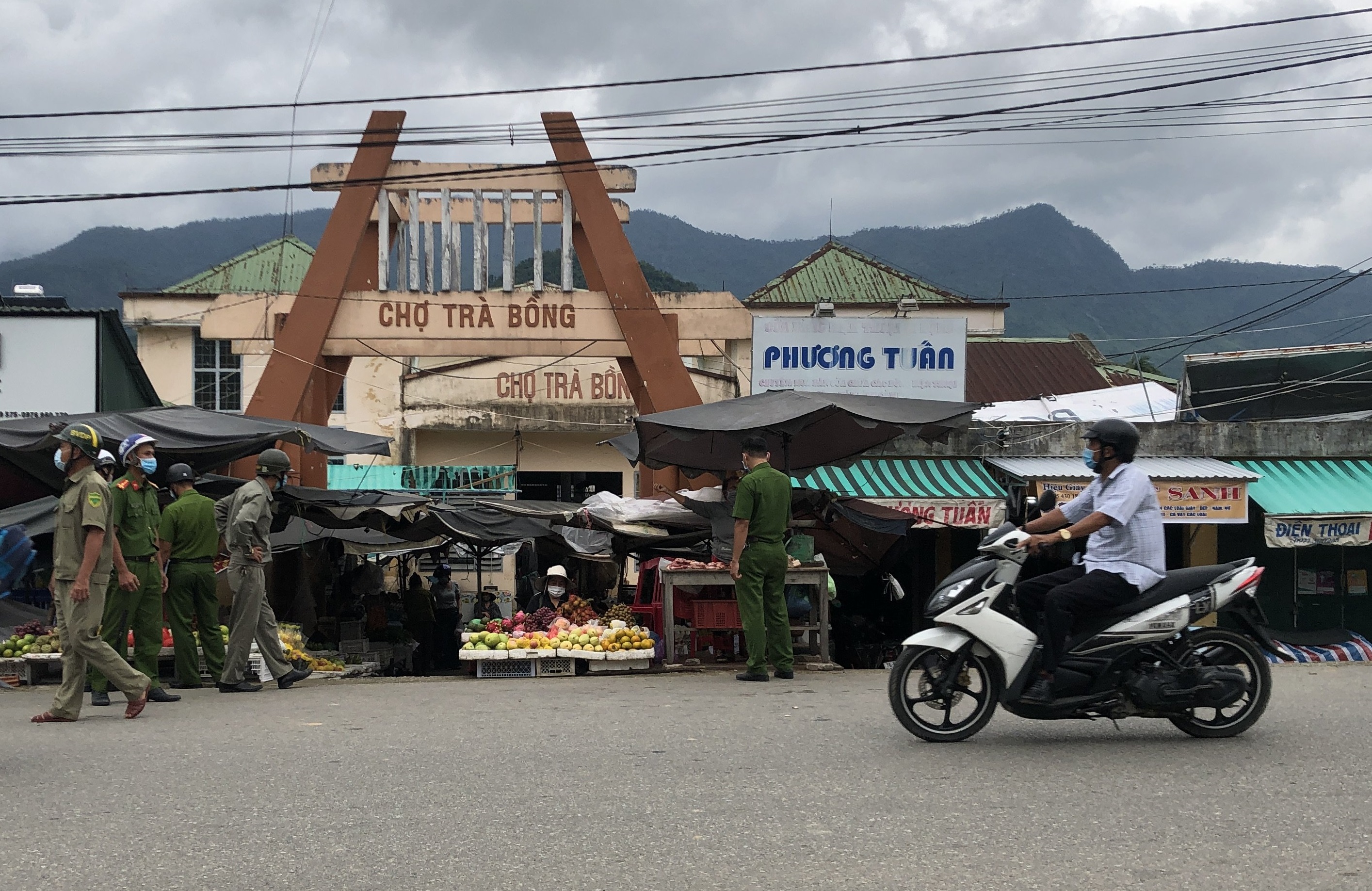 Trà Bồng: ra quân giải toả các điểm họp chợ trái phép, lấn chiếm hành lang an toàn giao thông đường bộ