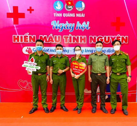 Cán bộ, chiến sỹ Công an huyện Sơn Tịnh hưởng ứng tham gia hiến máu tình nguyện đợt 3 năm 2021