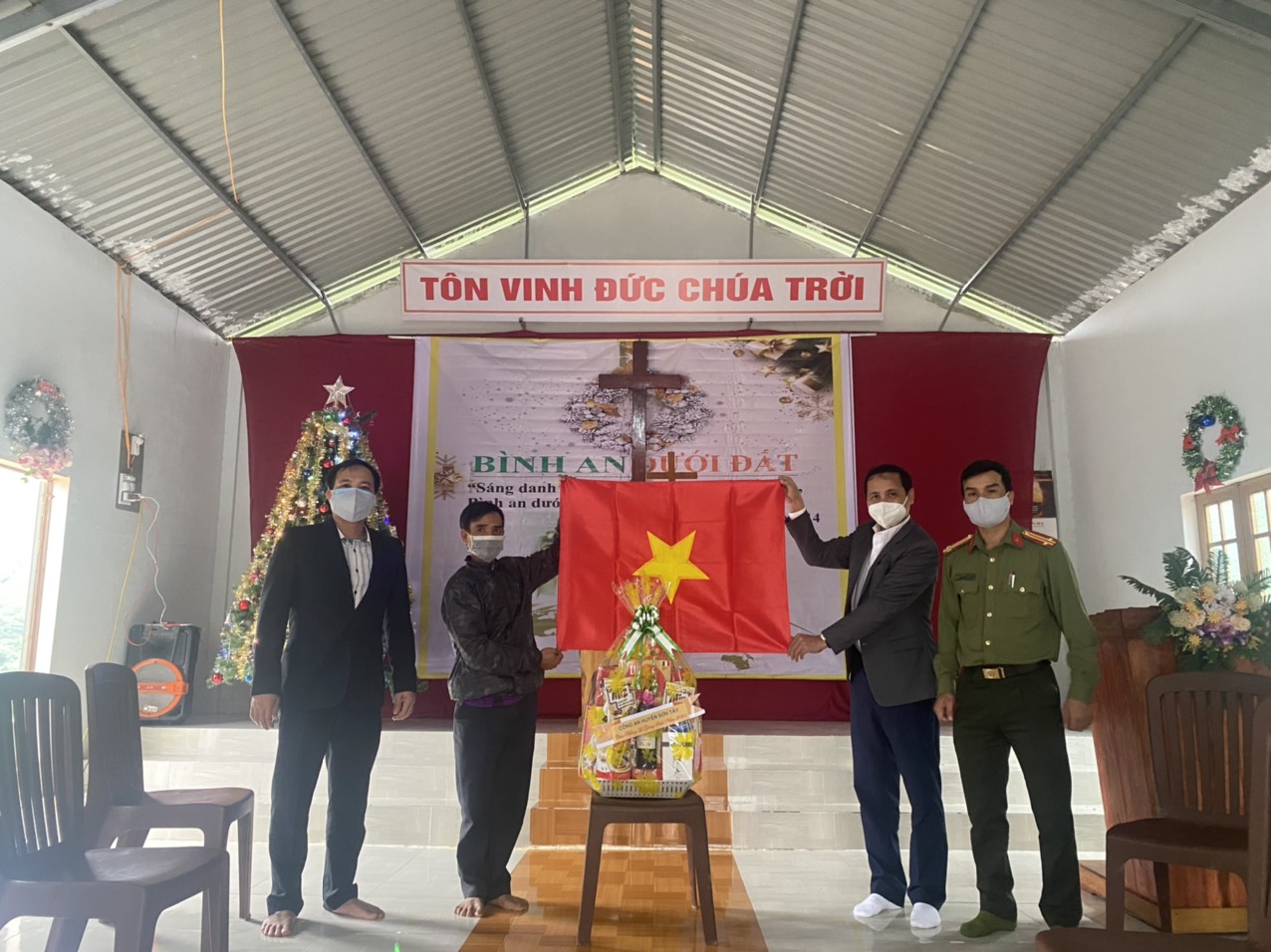Lãnh đạo huyện Sơn Tây đến thăm, chúc mừng Lễ Giáng sinh 2021