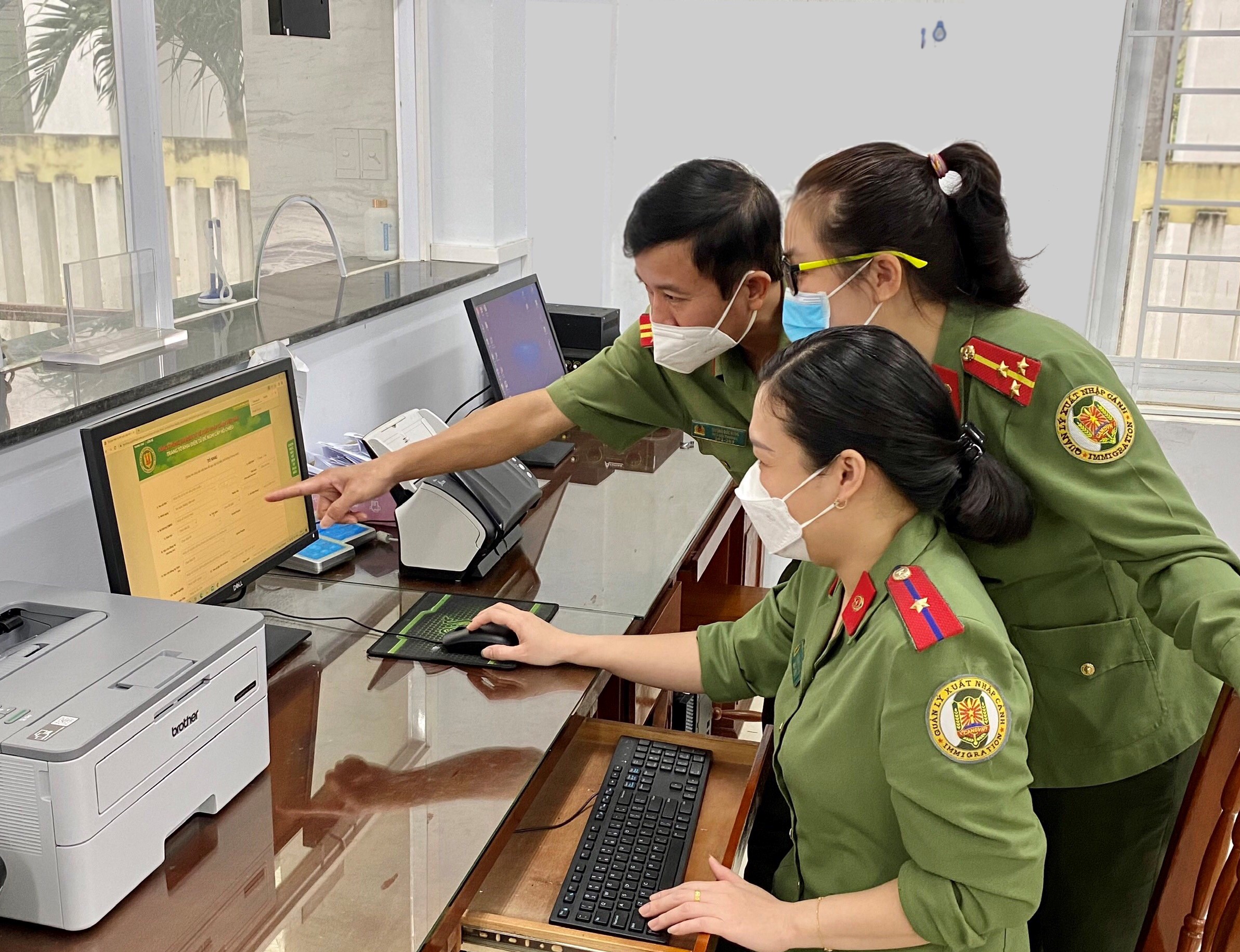 Triển khai hệ thống cấp hộ chiếu phổ thông có gắn chíp điện tử trong nước tại Công an tỉnh Quảng Ngãi
