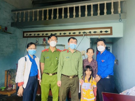 Đoàn Thanh niên Công an huyện Sơn Tịnh phối hợp tổ chức thăm tặng quà cho các em nhỏ có hoàn cảnh khó khăn tại xã Tịnh Hà