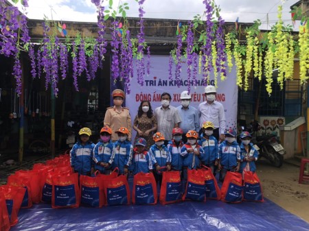 Công an huyện Trà Bồng phối hợp Công ty Điện lực Quảng Ngãi thăm, tặng quà cho hộ nghèo ở xã Sơn Trà