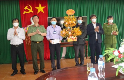 Đại tá Phan Công Bình – Giám đốc Công an tỉnh thăm, chúc mừng Ngày Thầy thuốc Việt Nam tại thị xã Đức Phổ