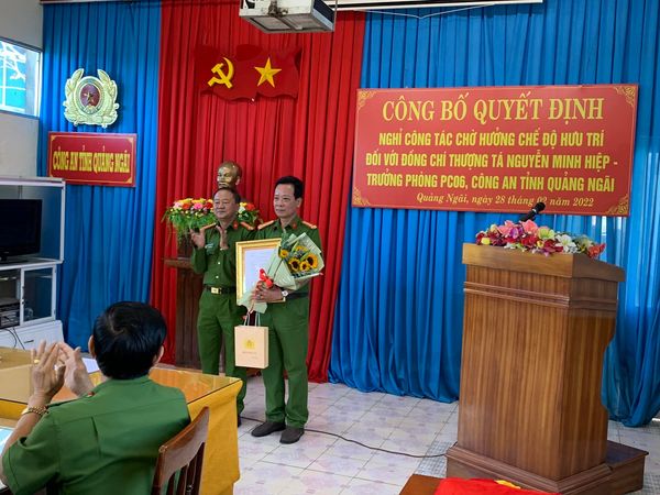 Công bố quyết định nghỉ công tác chờ hưởng chế độ hưu trí cho đồng chí Thượng tá Nguyễn Minh Hiệp, Trưởng phòng Cảnh sát QLHC về TTXH