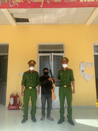 Công an xã Sơn Lập, huyện Sơn Tây vận động Nhân dân giao nộp ‎súng săn