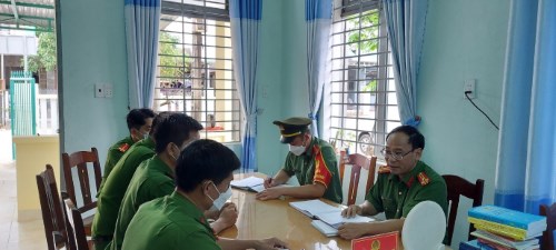 Trưởng Công an huyện Sơn Tịnh trực tiếp kiểm tra điều lệnh Công an nhân dân tại xã