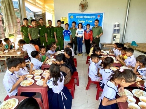 Sơn Tây: Đoàn Thanh niên Công an huyện tổ chức ngày Tết Thiếu nhi cho các em học sinh