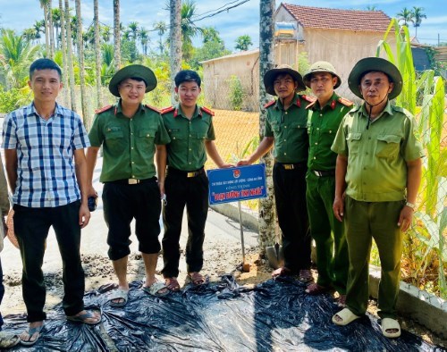 Hỗ trợ làm đường bê tông cho gia đình liệt sĩ Công an nhân dân tại xã Nghĩa Thuận, huyện Tư Nghĩa